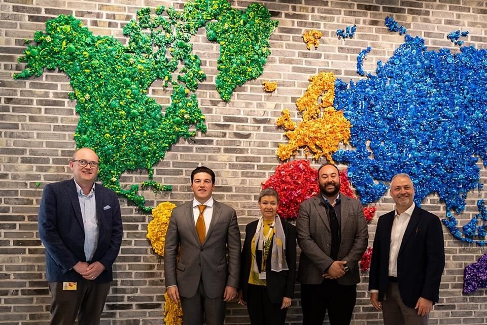 Gobernador de Nuevo León, Samuel García en los headquarters de Lego en Copenhague, Dinamarca.