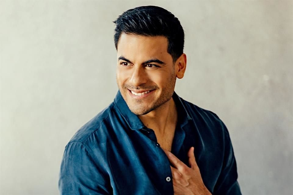 Carlos Rivera conquista España en su gira por 20 años de carrera, destacando por su música y letras que conectan con el público local.