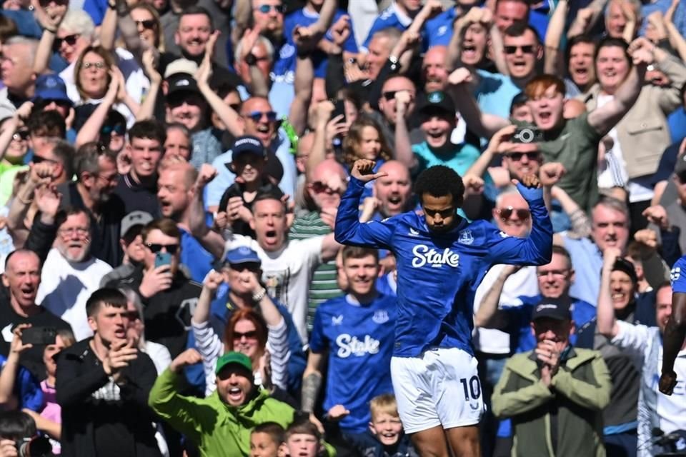 Iliman Ndiaye festeja tras el gol del Everton.