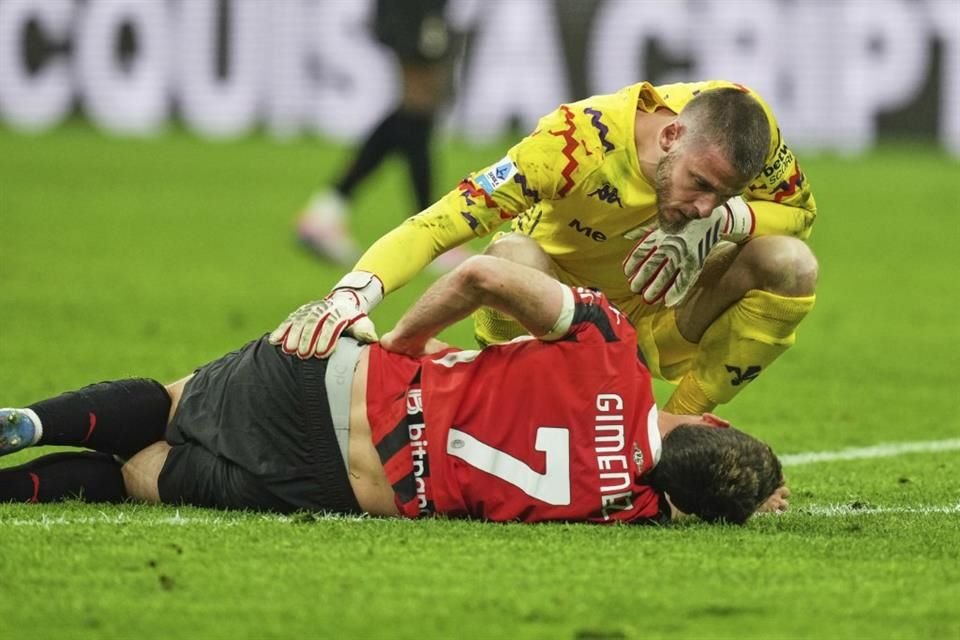 Santi Giménez tuvo un duro choque con David de Gea.