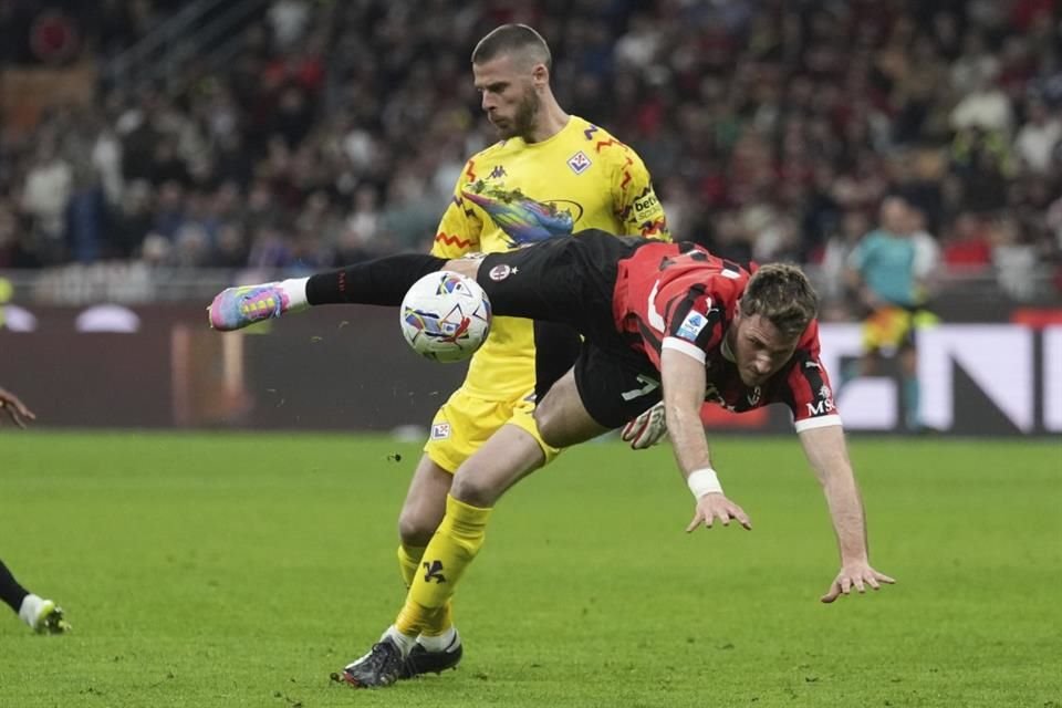 Santi Giménez tuvo un duro choque con David de Gea.