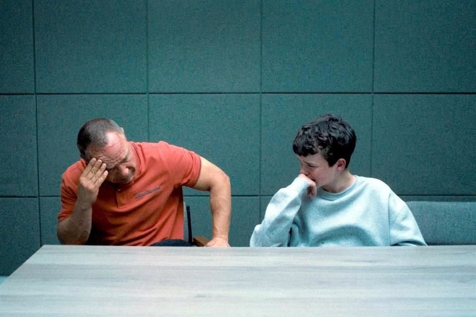 Tras estreno de la serie Adolescencia, términos como 'incel' o 'píldora roja' llegaron a la conversación pública, revelando la brecha entre lo que los papás saben y lo que viven realmente sus hijos.