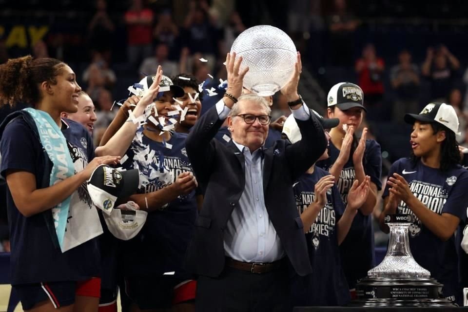 Geno Auriemma, head coach de las Huskies, pudo acabar con la sequía de nueve años de UConn sin ganar la NCAA.