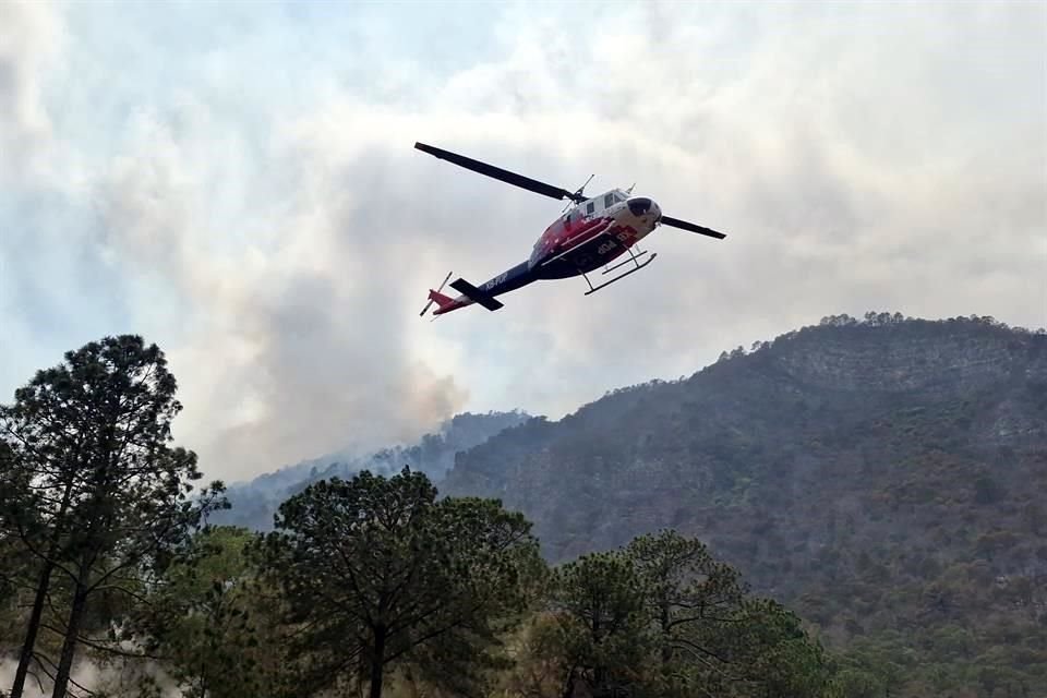 En el combate al incendio participaron las brigadas de Protección Civil del Estado y un helicóptero, Protección Civil de Aramberri y CONAFOR. 