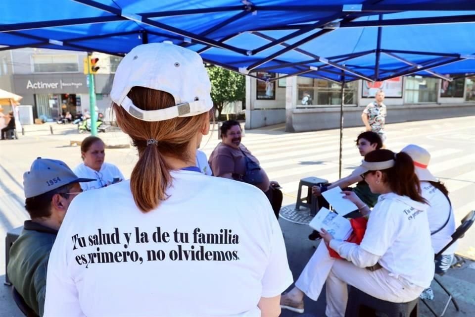 Bajo la sombra de una carpa, usada para bloquear la circulación, vecinos reclamaron que el agua aún está contaminada.