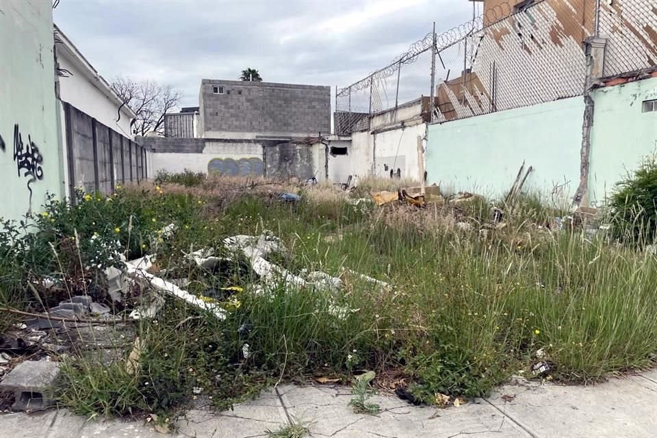 En el baldío son arrojados blocks de cemento, pedazos de hielo seco, envolturas de comida y bolsas llenas de basura.