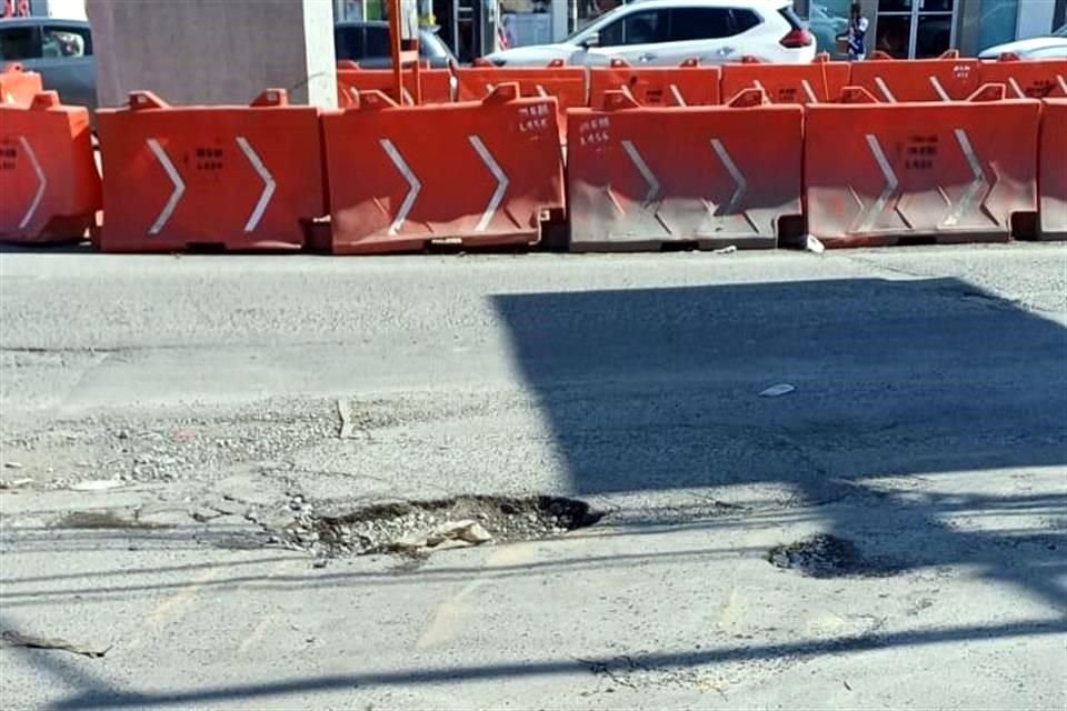 Complica la vialidad, genera peligro de accidentes y choques. Urge que reparen.