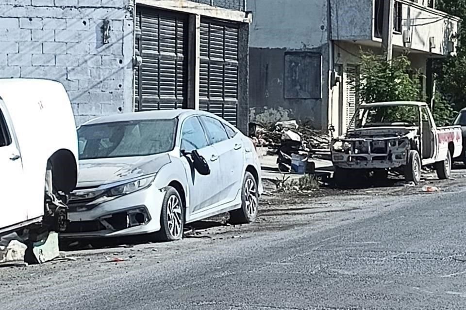 En la Colonia Cementos, en Monterrey, hay tres vehículos abandonados que estorban el tráfico.