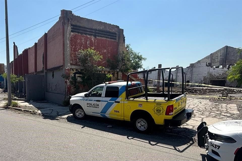 El cuerpo fue hallado en una bodega abandonada en la Avenida Bernardo Reyes y Ruiz Cortines, junto al Puente Rube.