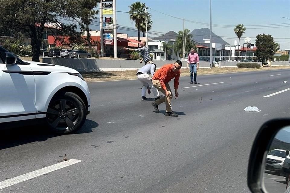 Conductores detuvieron sus vehículos y retiraron los ponchallantas de la Carretera Nacional.