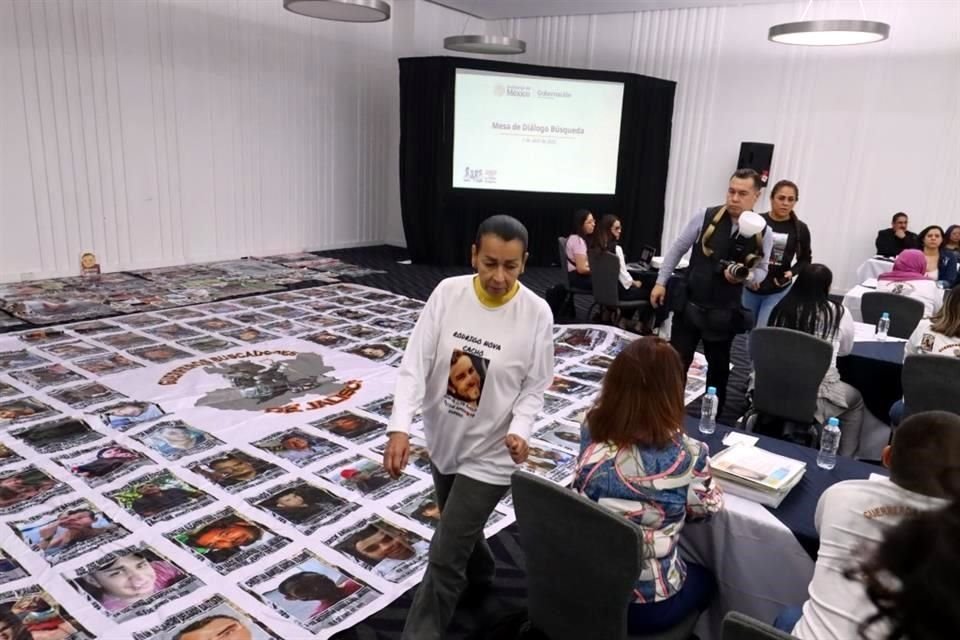 Fichas de desaparecidos fueron desplegadas durante una reunión de Segob con familiares de víctimas de este delito.