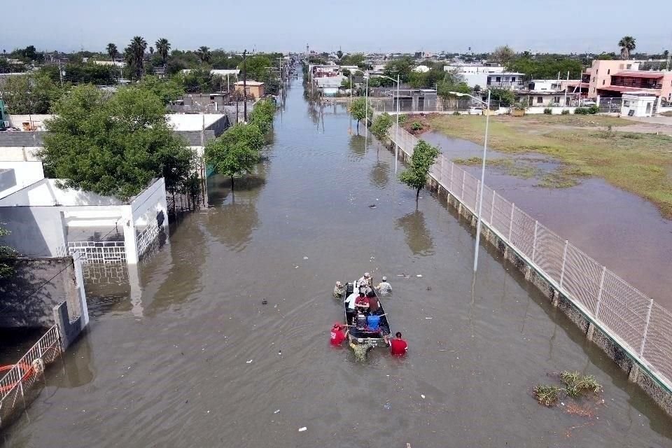 En algunas partes bajas de Reynosa, el agua alcanzó el metro y medio de alto.