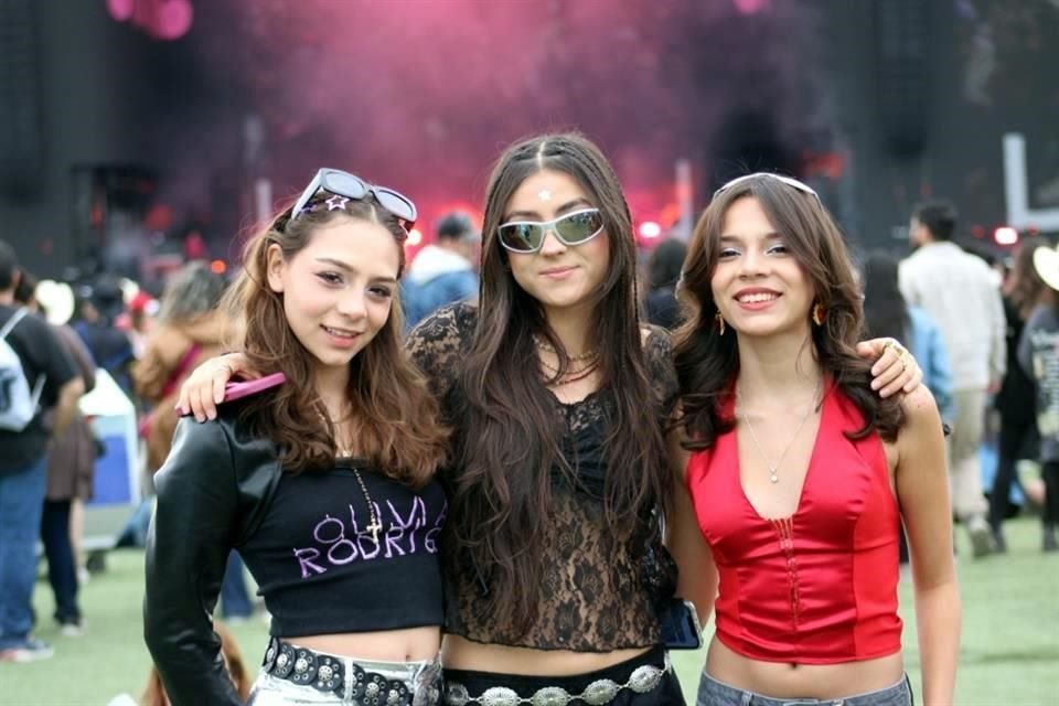 Elena Vélez, Emili Pineda y Ana Sofía Vélez