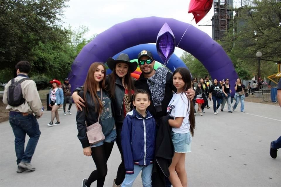 Karla Ramírez, Cristopher Robles, Patricio, Ivana e Ixchel Robles 