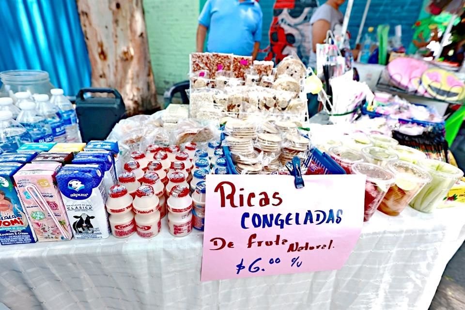 Afuera de las escuelas persiste la venta de comida chatarra.