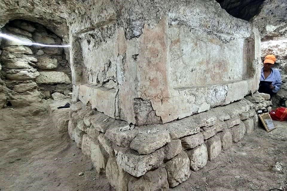 El altar, elaborado entre el 400-450 d.C., durante el periodo Clásico maya, fue hallado en una casa de un complejo residencial de la élite de Tikal.