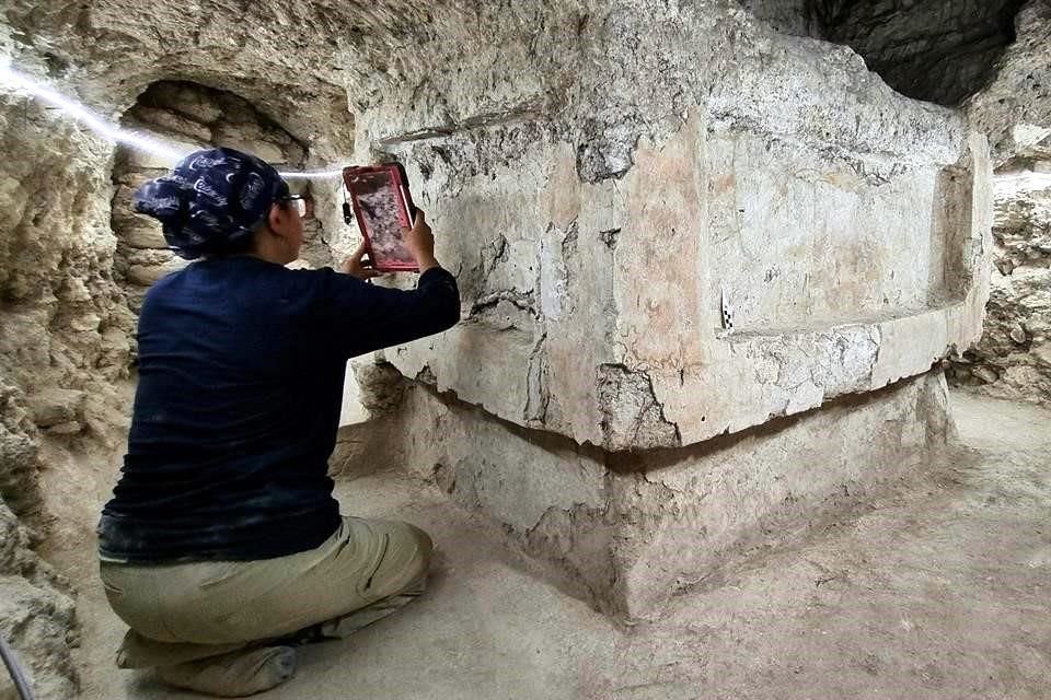 Se trata de una estructura rectangular de 1.1 metros de altura y 1.8 metros de ancho elaborada con tierra y estuco.