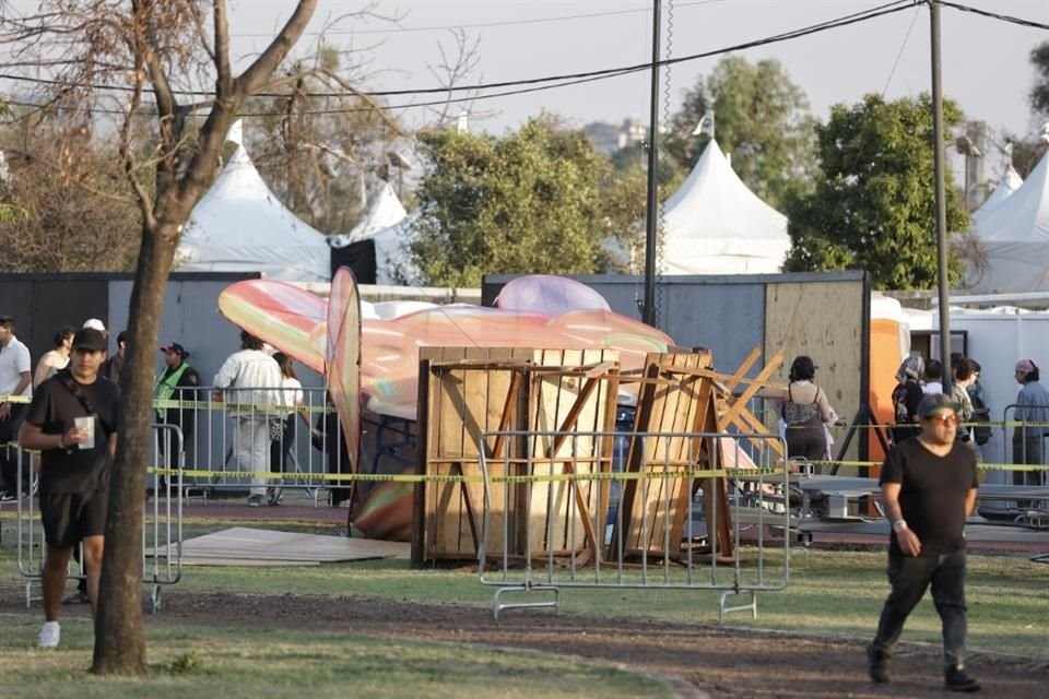 El desplome de una grúa aérea ocurrió a las 17:00 horas en el Parque Bicentenario.