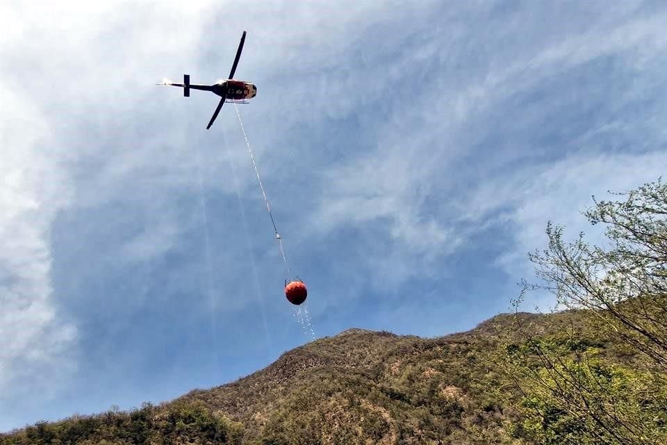 Se ha apoyado al personal en tierra con el helicóptero, para hacer descargas de agua desde el aire para tratar de contener el siniestro.