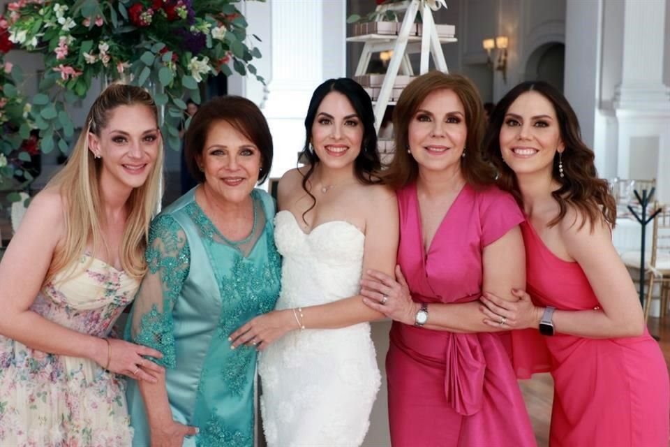 Renata Guerra, Martha Patricia García de Guerra, Mónica Ortiz Ramírez, Vilma Ramírez de Ortiz y Carolina Ortiz