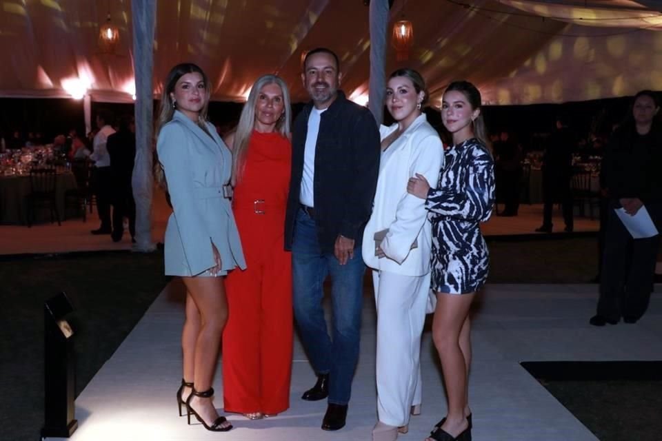 Ivana Martínez Mantecón, Paty Mantecón, Rafael Martínez, Roberta Martínez Mantecón y Cordelia Martínez Mantecón