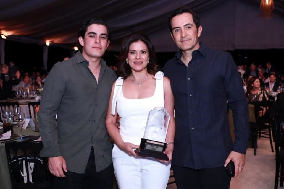 Santiago Martínez Garza, Melissa Garza de Martínexz y Andrés Martínez