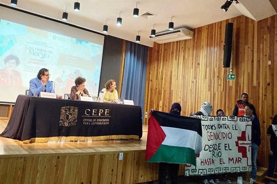 La escritora Margo Glantz daba la charla 'Los viajes de Margo' en el CEPE cuando irrumpieron estudiantes con la bandera palestina.