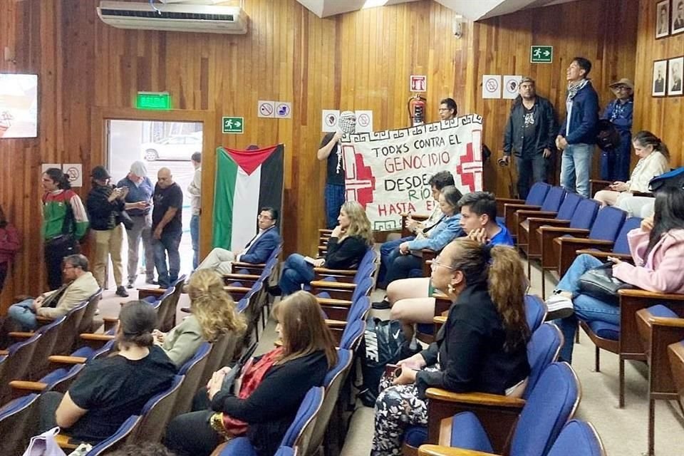 La escritora Margo Glantz estaba por terminar su charla en el CEPE; ante la protesta se retiró del Auditorio y los estudiantes tomaron las instalaciones.