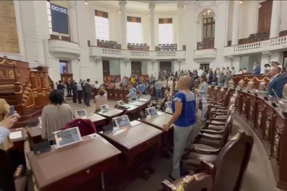 Ayer, el Congreso guardó un minuto de silencio por las víctimas del colapso.