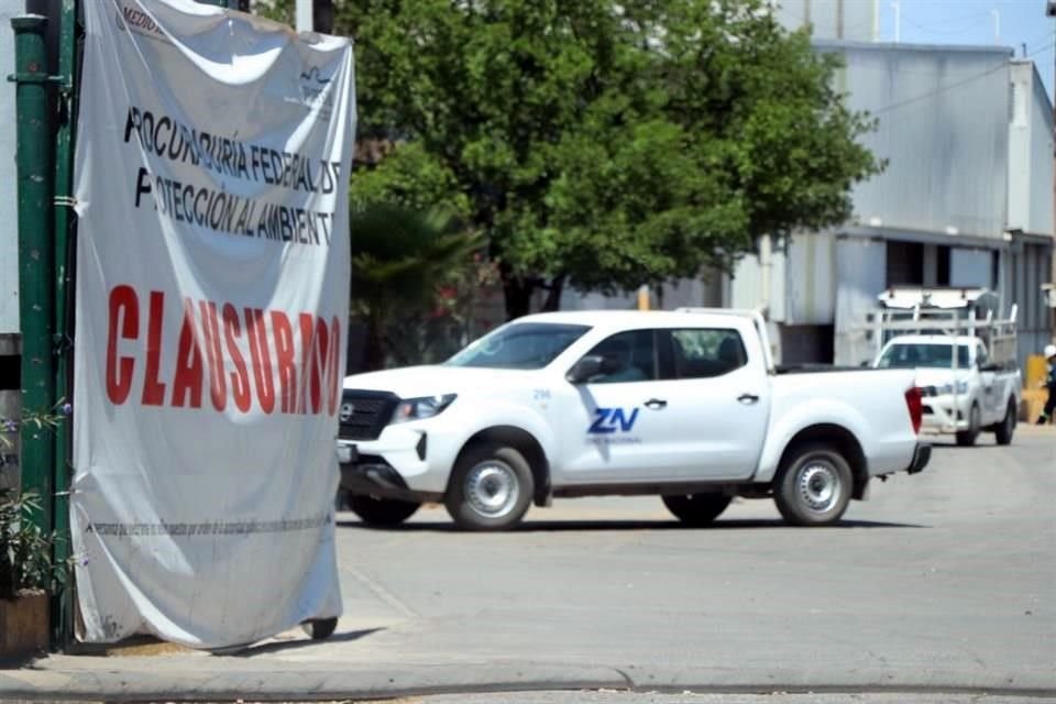  La planta de Zinc Nacional, en San Nicolás, tenía ayer todavía mantas de clausura de Profepa y del Estado.