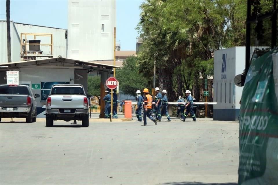  La planta de Zinc Nacional, en San Nicolás, tenía ayer todavía mantas de clausura de Profepa y del Estado.