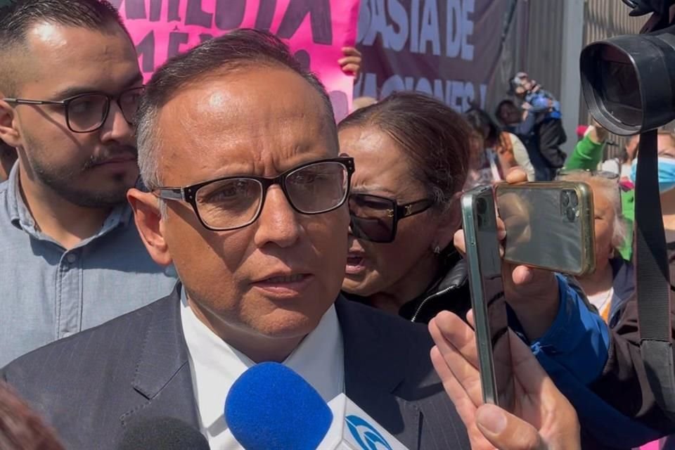 Arturo Santana, hijo de Carlota, estaba sentado como público en la primera fila y aceptó la designación de asistirla durante audiencia.