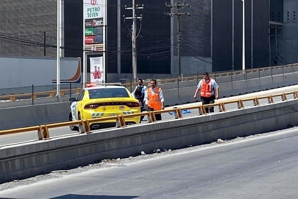 Paramédicos de una empresa privada confirmaron la muerte de un hombre, que no fue identificado y presentaba lesiones en cabeza y brazos.
