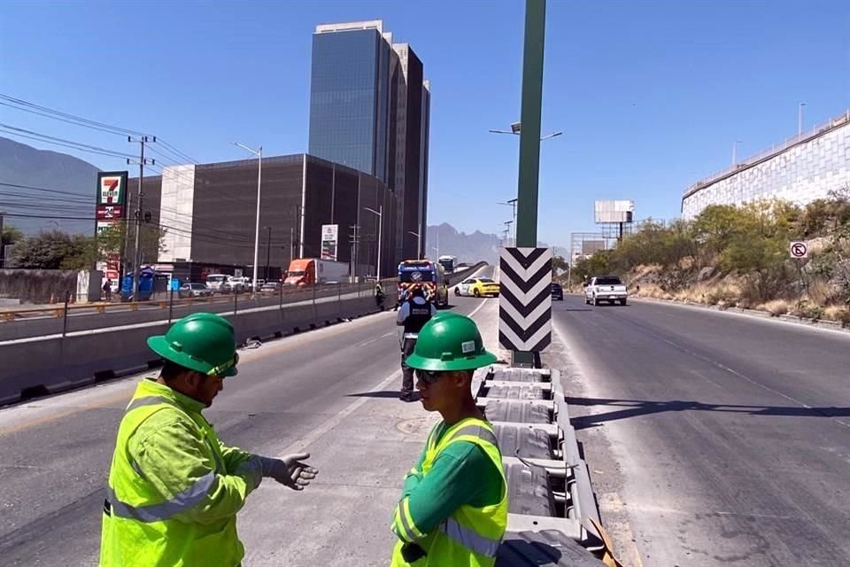 De inmediato empleados viales de la Autopista a Saltillo cerraron el acceso, con apoyo de policías y tránsitos de Monterrey.