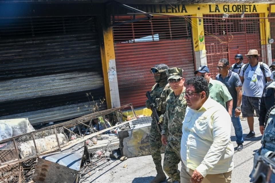 Francisco Rodríguez (camisa amarilla), subsecretario de Gobernación de Guerrero, acompañado de mandos militares en zona donde atacaron tortillerías y otros negocios.