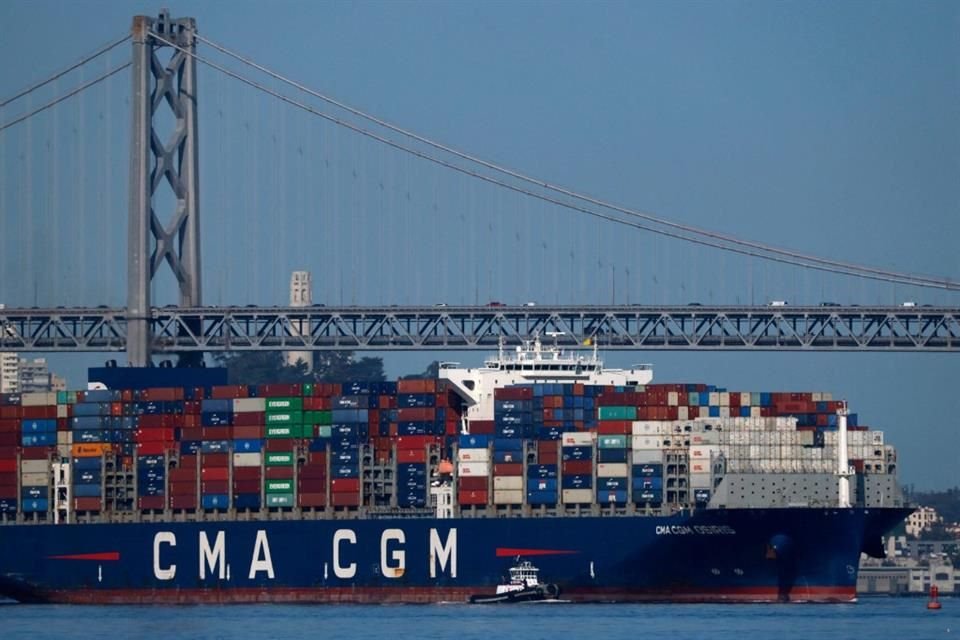 Un barco carguero llegando a puerto de Oakland en California, el 9 de abril del 2025.