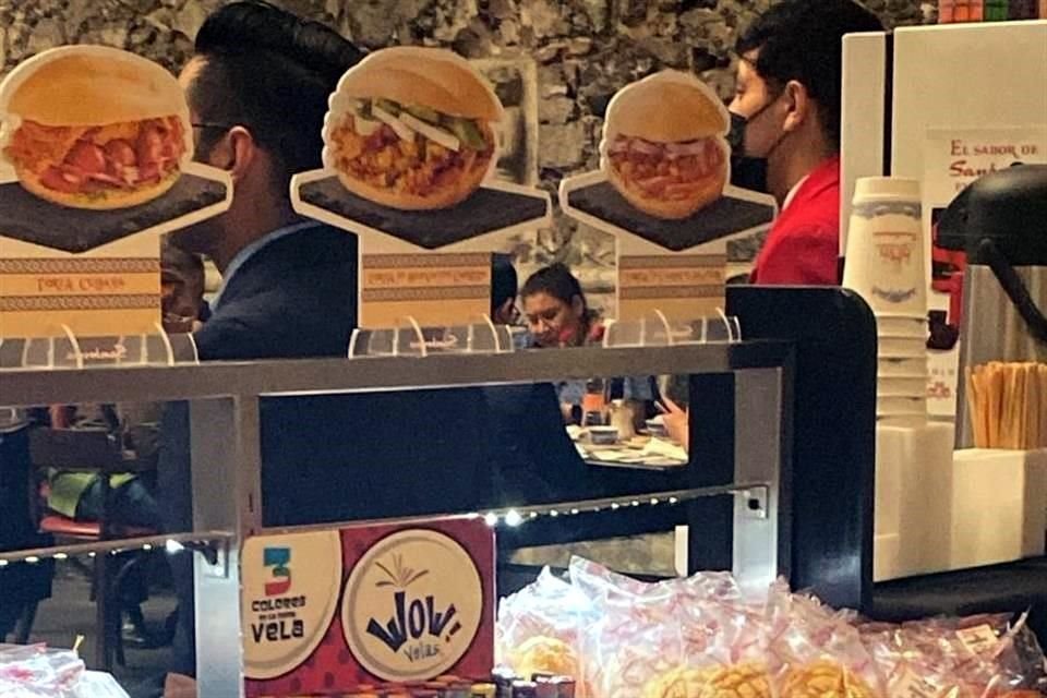 La Ministra Lenia Batres en un restaurante del Centro Histórico, mientras la Segunda Sala de la Corte no podía sesionar por falta de quórum.