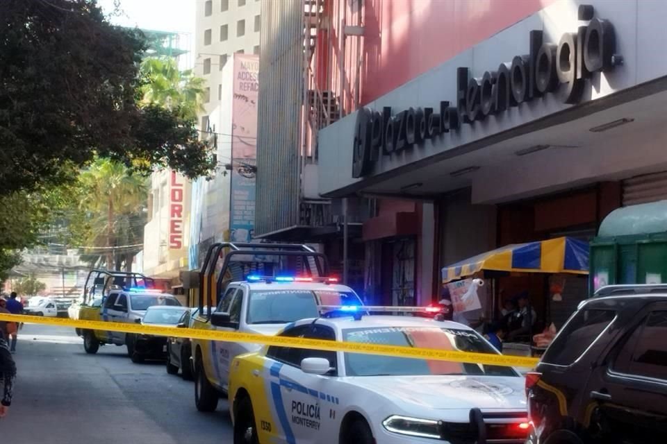 Los policías, alrededor las 16:00 horas, acordonaron el edificio ubicado en Juárez entre Hidalgo y Morelos.