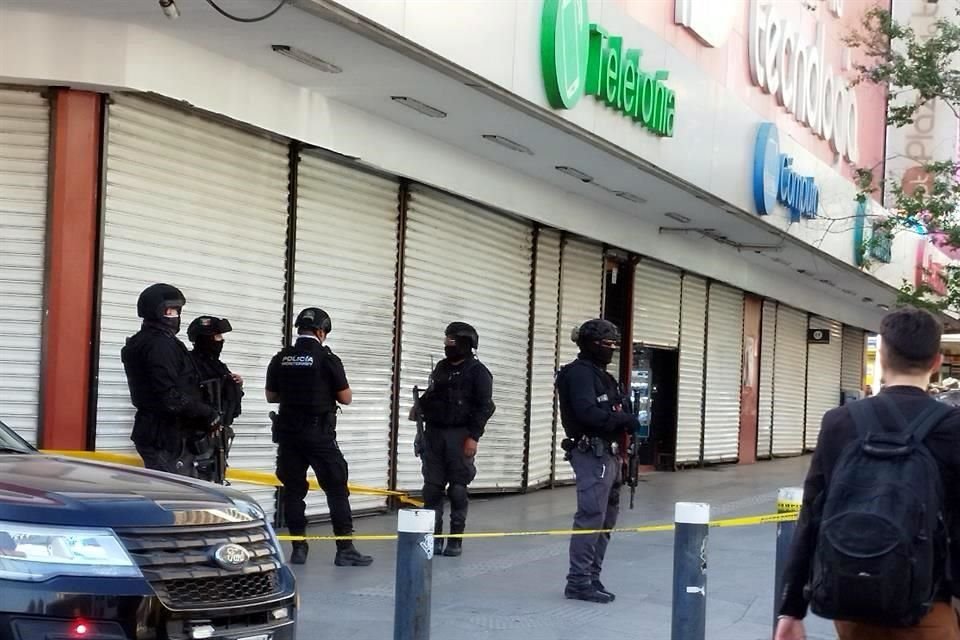 Los policías, alrededor las 16:00 horas, acordonaron el edificio ubicado en Juárez entre Hidalgo y Morelos.