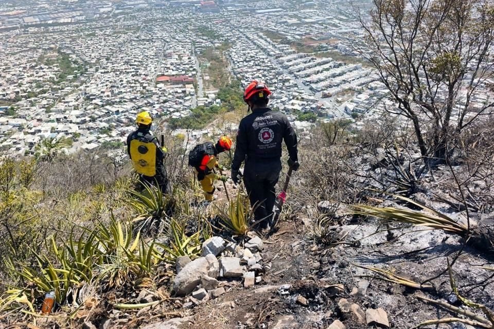 Las acciones que se realizaron ayer por tierra y aire terminaron pasadas las 18:00 horas, para volver hoy a los trabajos de control del fuego.