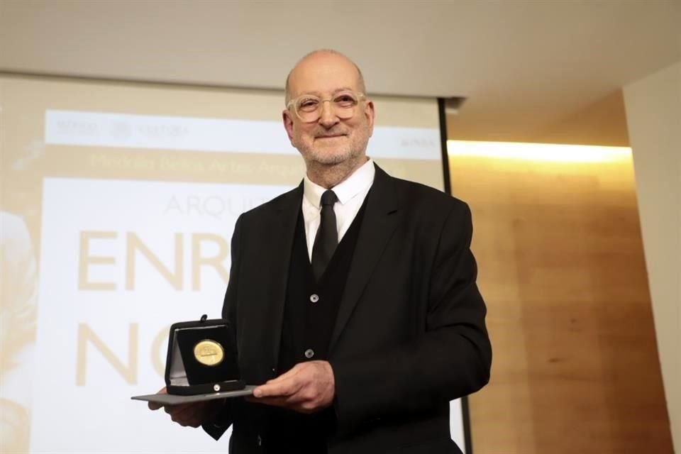 El arquitecto Enrique Norten al recibir la Medalla Bellas Artes en 2018.