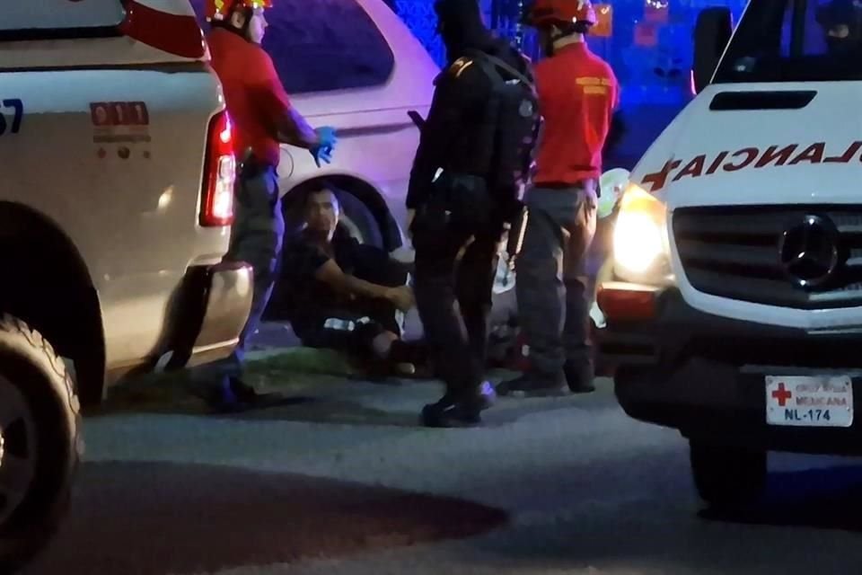 El hombre fue visto por vecinos, quienes al notar que sangraba de su pierna derecha, pidieron rápido el apoyo de unidades médicas.