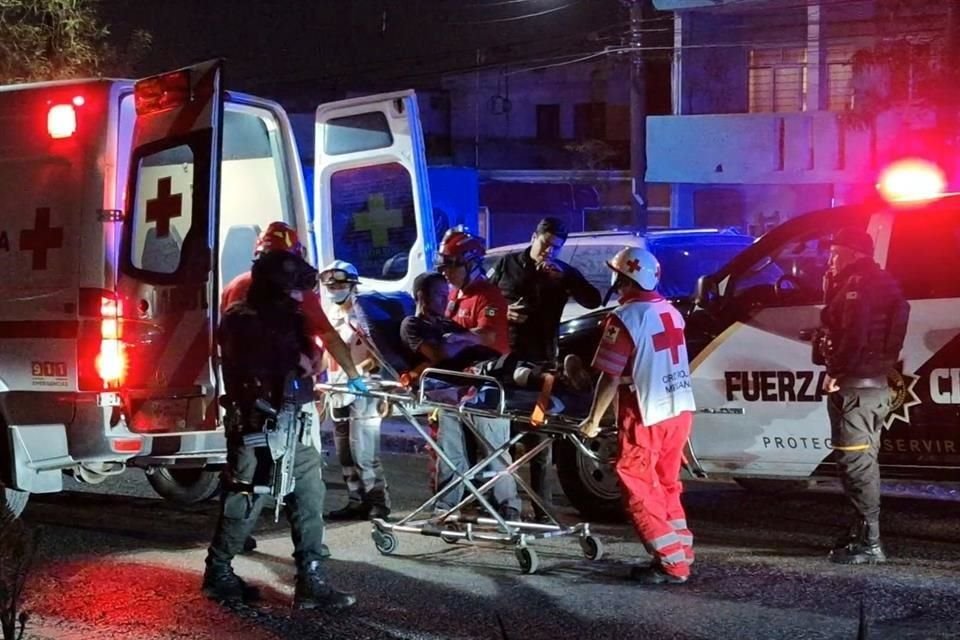 El hombre fue visto por vecinos, quienes al notar que sangraba de su pierna derecha, pidieron rápido el apoyo de unidades médicas.