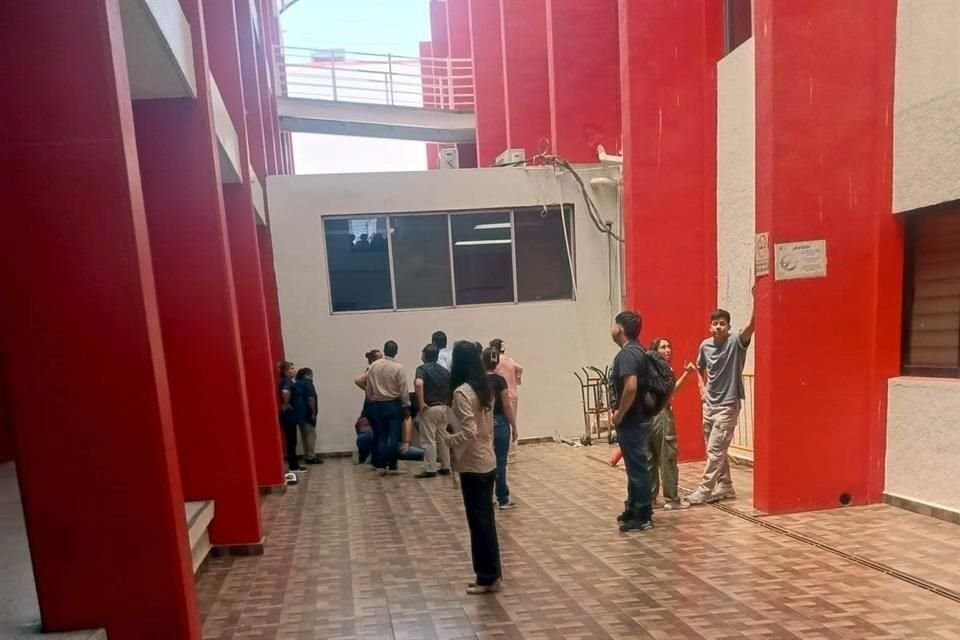El estudiante presuntamente se habría lanzado de unos 10 metros dentro de la Facultad de Ciencias Químicas.