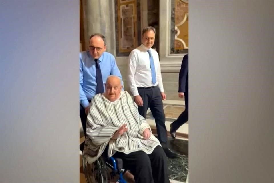 El Papa Francisco, que se recupera de una larga hospitalización por una neumonía, realizó una visita sorpresa a la Basílica de San Pedro.
