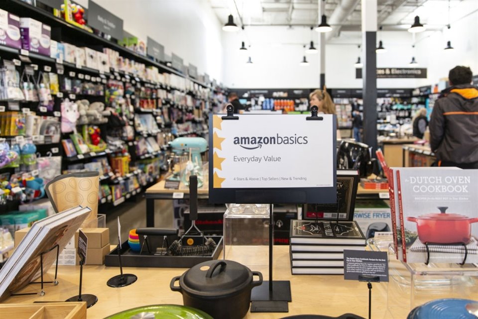 Ejecutivos de Amazon consideran que las tiendas físicas permitirían mejor contacto con los clientes y serían un escaparate para sus productos.