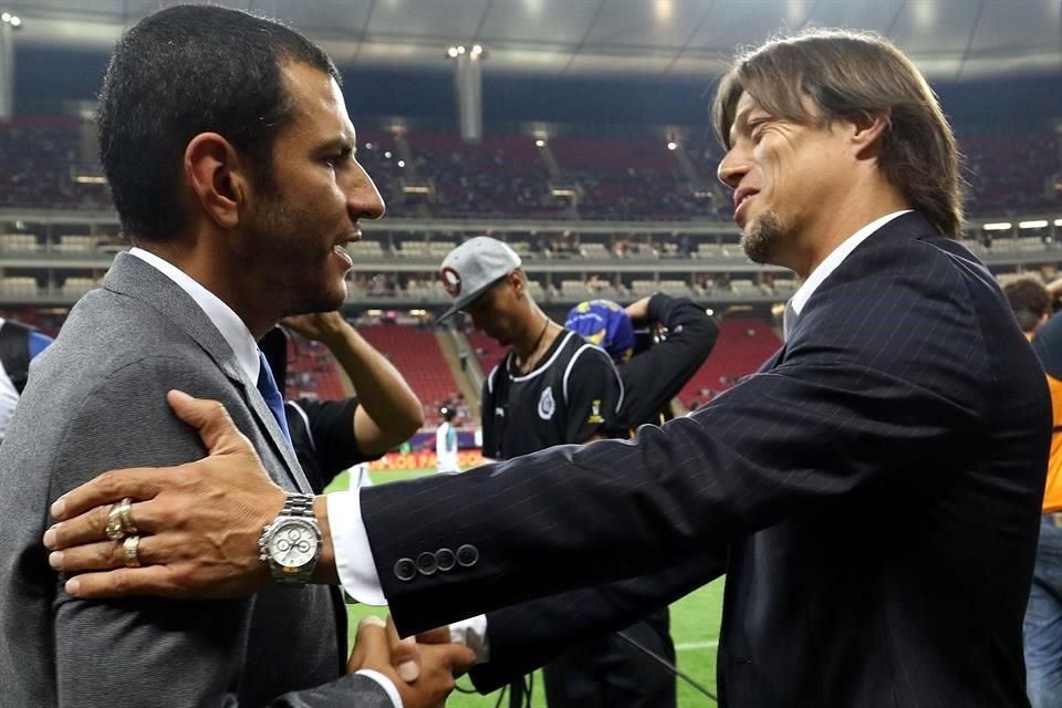 Lozano y Almeyda serían opciones para llegar a Chivas.