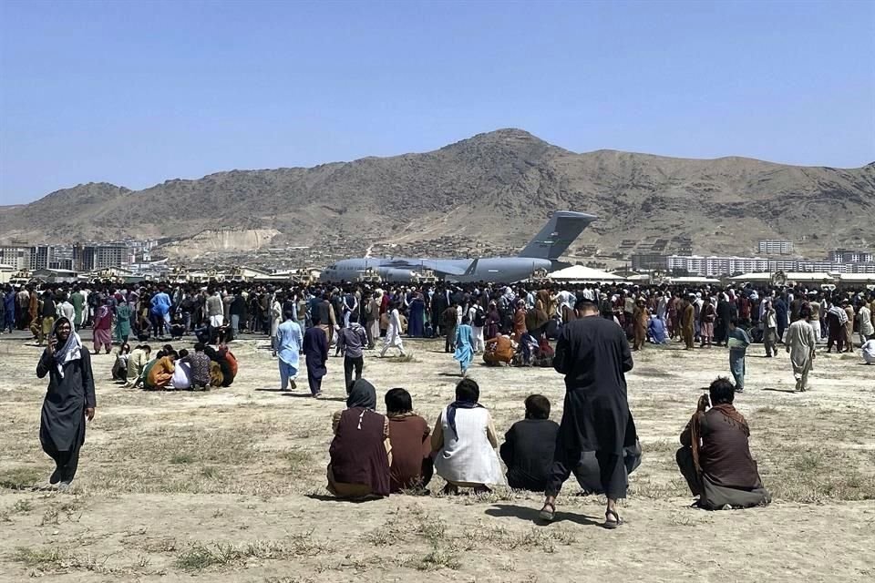 Personas esperan fuera del aeropuerto de Kabul el 16 de agosto.