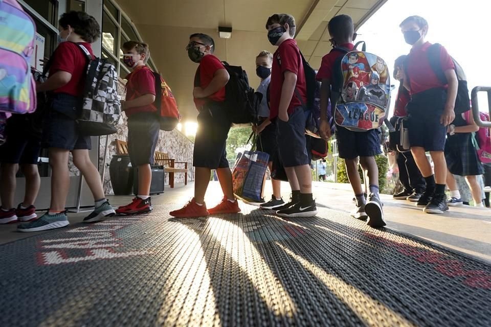 Menores en Richardson, Texas, entraron el 17 de agosto a su primer día de clases del ciclo.