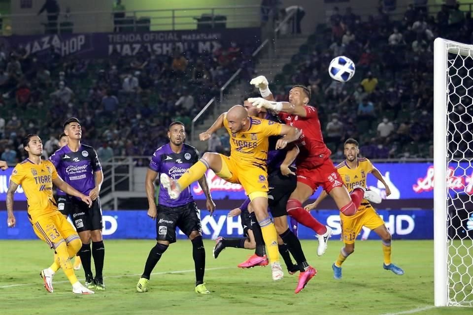 En el primer tiempo Tigres batalló, pero en el segundo tiempo fue aplastante.